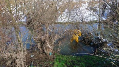У Франківську рятувальники витягнули з потічка тіло утопленика У Франківську рятувальники витягнули з потічка тіло утопленика