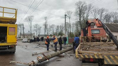 У Житомирі внаслідок ДТП пошкоджено електроопору: через аварію у мікрорайоні відключили електрику У Житомирі внаслідок ДТП пошкоджено електроопору: через аварію у мікрорайоні відключили електрику