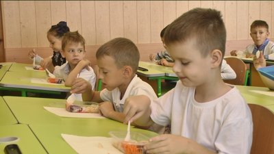 Їжа в ланчбоксах: як у вінницькій школі годують дітей в умовах карантину Їжа в ланчбоксах: як у вінницькій школі годують дітей в умовах карантину