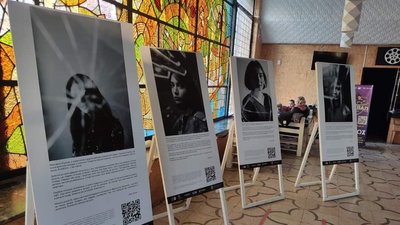"Небезмежність": у Львові відкрили виставку з історіями жінок, які зазнали домагань "Небезмежність": у Львові відкрили виставку з історіями жінок, які зазнали домагань