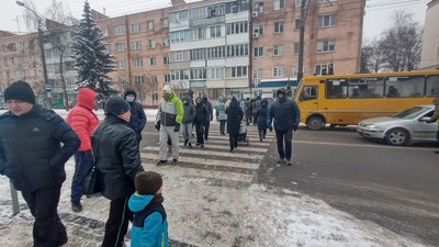 У Рівному мешканці будинку перекривали вулицю. В чому проблема та як реагує мер