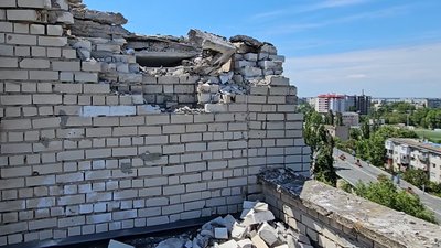 Військові РФ обстріляли багатоповерхівку у Херсоні: що відомо