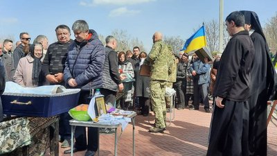 На Рівнянськолму кладовищі попрощались з двома захисниками України На Рівнянськолму кладовищі попрощались з двома захисниками України