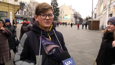 У Житомирі Санта-Клаус із керованою лялькою-тигром дає мінівистави на вулиці У Житомирі Санта-Клаус із керованою лялькою-тигром дає мінівистави на вулиці