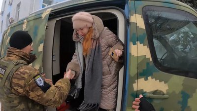 "Не потрібно щоб діти перебували на війні": "Білі янголи" евакуюють людей з Бахмута "Не потрібно щоб діти перебували на війні": "Білі янголи" евакуюють людей з Бахмута