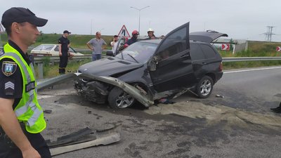 Біля Рівного авто влетіло у відбійник, водійку затисло в салоні Біля Рівного авто влетіло у відбійник, водійку затисло в салоні
