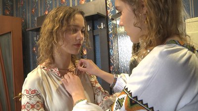 15-річні близнючки з Сєвєродонецька показали вишиванку, яку взяли тікаючи від війни 15-річні близнючки з Сєвєродонецька показали вишиванку, яку взяли тікаючи від війни