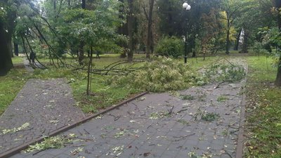 70 рятувальників ліквідовували наслідки негоди на Прикарпатті