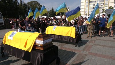 У Рівному попрощались із двома військовими: Олександром Ренкасом та Максимом Данічкіним У Рівному попрощались із двома військовими: Олександром Ренкасом та Максимом Данічкіним