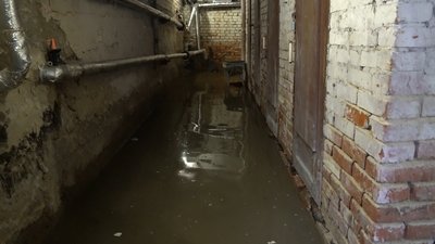 "Вода надходить зі стін і з підлоги" – у Сумах затоплює підвал будинку в центрі міста "Вода надходить зі стін і з підлоги" – у Сумах затоплює підвал будинку в центрі міста