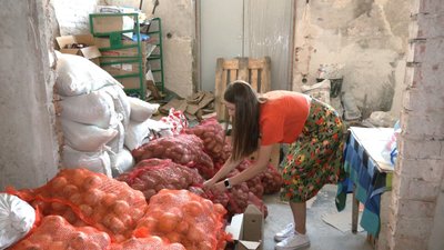 Волонтерка формує продуктовий набір