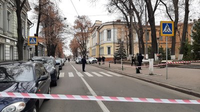 У центрі Харкова поліція перекривала вулицю через залишену сумку У центрі Харкова поліція перекривала вулицю через залишену сумку