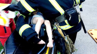 В Одесі врятували чотирирічного хлопчика, який випав з п'ятого поверху В Одесі врятували чотирирічного хлопчика, який випав з п'ятого поверху