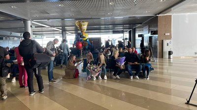 Українські паралімпійці повернулися з Токіо. Як їх зустрічали Українські паралімпійці повернулися з Токіо. Як їх зустрічали