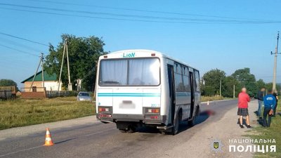 На Хмельниччині під колесами автобуса загинула жінка