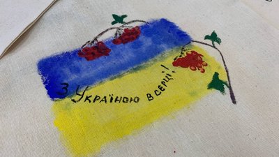 У Чернівцях учні продають патріотичні екоторбинки. Частину грошей віддають на потреби ЗСУ У Чернівцях учні продають патріотичні екоторбинки. Частину грошей віддають на потреби ЗСУ