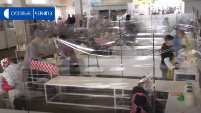 На Центральному ринку у Чернігові продавці молока 4 години стоять у черзі, щоб стати за прилавок