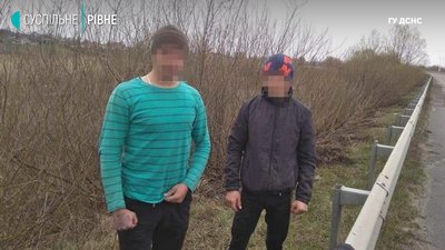 Двох парубків, які кинули недопалок у траву, змусили гасити пожежу
