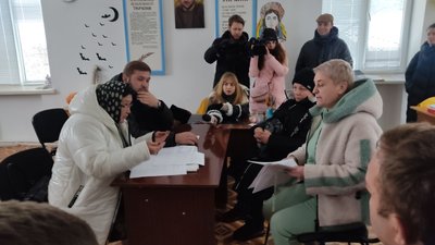 У Сінгурах під Житомиром місцеві жителі цілодобово чергують під опломбованою церквою. Що відомо про конфлікт У Сінгурах під Житомиром місцеві жителі цілодобово чергують під опломбованою церквою. Що відомо про конфлікт