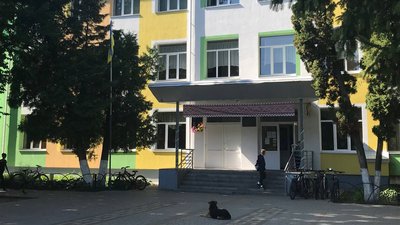 Гардеробниці замість вахтерів: як в школах Луцька дбають про безпеку Гардеробниці замість вахтерів: як в школах Луцька дбають про безпеку