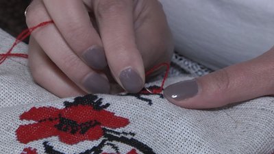 Жителька Семенівки вишила книгу поезії Жителька Семенівки вишила книгу поезії