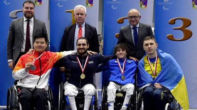Фехтувальник Олег Науменко разом з іноземними спортсменами на змаганнях. Фехтувальник Олег Науменко разом з іноземними спортсменами на змаганнях.
