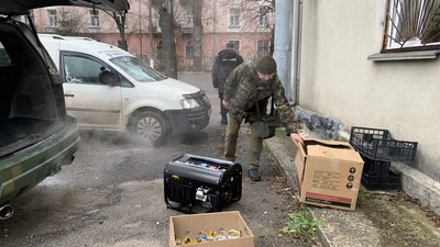 Українці в Америці передали тернопільським волонтерам два позашляховики для бійців Українці в Америці передали тернопільським волонтерам два позашляховики для бійців