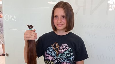 У Чернівцях школярка обрізала довге волосся, аби допомогти армії