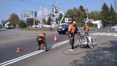 У Житомирі на вулиці Івана Мазепи наносять розмітку для двостороннього руху машин