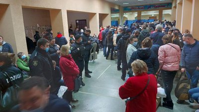 Черги й тиснява: як у виборчкомі в Харкові приймають протоколи Черги й тиснява: як у виборчкомі в Харкові приймають протоколи