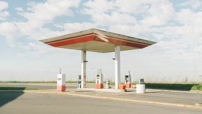 Коли та на скільки зростуть ціни на бензин в Україні. Розповідає експерт