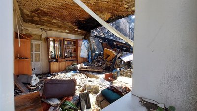 Снаряд влучив у будинок в Миколаєві. З-під завалів дістали двох людей Снаряд влучив у будинок в Миколаєві. З-під завалів дістали двох людей