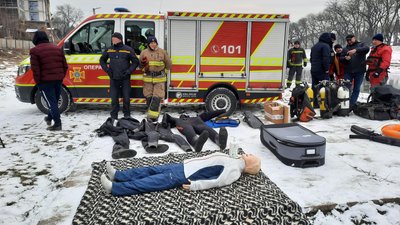 Майстерклас із занурювання в ополонку провели рятувальники Закарпаття Майстерклас із занурювання в ополонку провели рятувальники Закарпаття