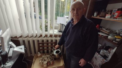 Волонтери на Волині виготовляють окопні свічки для військових Волонтери на Волині виготовляють окопні свічки для військових
