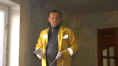 Як на Прикарпатті ремонтують будинок, в який влучила російська ракета Як на Прикарпатті ремонтують будинок, в який влучила російська ракета