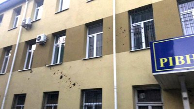 Облив Рівненський міськсуд фекаліями: поліція розслідує хуліганство Облив Рівненський міськсуд фекаліями: поліція розслідує хуліганство
