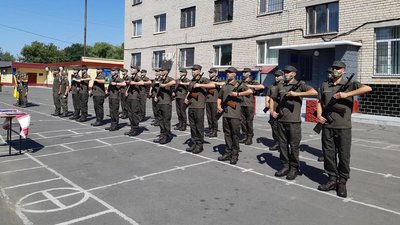 В масках та з дотриманням вимог карантину: як херсонські гвардійці складали військову присягу В масках та з дотриманням вимог карантину: як херсонські гвардійці складали військову присягу