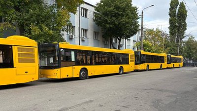Сім автобусів, які громада Дніпра передала Одесі для пасажирських і соціальних перевезень
