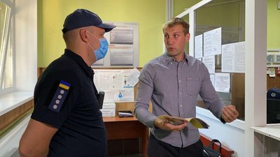 “Маю право”. У Сумах суд оштрафував чоловіка, бо він відмовлявся вдягати маску в суді “Маю право”. У Сумах суд оштрафував чоловіка, бо він відмовлявся вдягати маску в суді