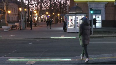 У середмісті Херсона встановили першу LED-смужку на пішохідному переході
