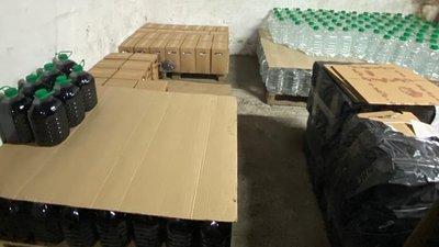 Вилучили 5 тонн алкоголю: на Хмельниччині за виготовлення фальсифікату судитимуть чоловіка