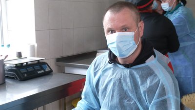 Допомагали поранені: тисячу пасок для воїнів на Схід спекли у госпіталі на Рівненщині Допомагали поранені: тисячу пасок для воїнів на Схід спекли у госпіталі на Рівненщині