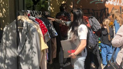 Від футболок до платівок. У Франківську стартував благодійний розпродаж для допомоги ЗСУ