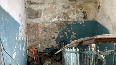 "Тут страшно жити: падають дроти, каміння". У Миколаєві мешканці будинку скаржаться на його стан "Тут страшно жити: падають дроти, каміння". У Миколаєві мешканці будинку скаржаться на його стан