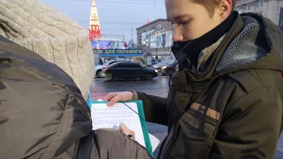 "Припиніть нас труїти": у Харкові люди пікетують обладміністрацію через роботу коксового заводу "Припиніть нас труїти": у Харкові люди пікетують обладміністрацію через роботу коксового заводу