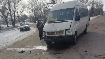 У Станиці Луганській зітнулись легковик та мікроавтобус: травмована 12-річна дівчинка