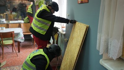 Херсон волонтери фанера вікна Херсон волонтери фанера вікна