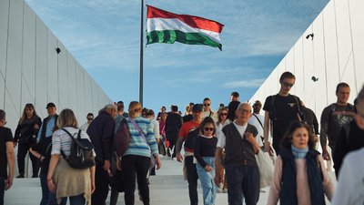 Люди проходять повз прапор Угорщини у дворі Цитаделі у Будапешті