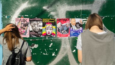 На вулицях Києва з’явились плакати, що висміюють російського агресора На вулицях Києва з’явились плакати, що висміюють російського агресора