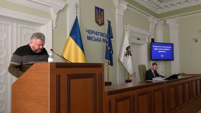 Начальник управління земельних ресурсів Василь Дмитренко виступає за трибуною міськради в Чернігові Начальник управління земельних ресурсів Василь Дмитренко виступає за трибуною міськради в Чернігові